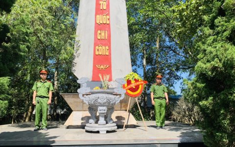Viếng Tượng đài Liệt sỹ nhân kỷ niệm 75 năm Ngày Thương binh - Liệt sỹ (27/7/1947-27/7/2022)